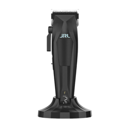 Máquina de cortar cabelo preta com suporte e visor digital.