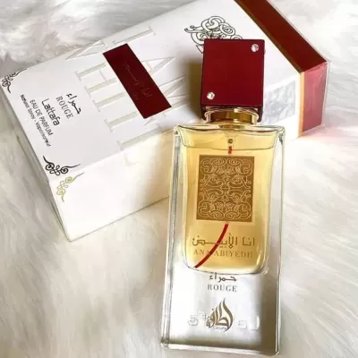 Frasco de perfume AN NABEYEDH ROUGE com tampa vermelha e caixa branca decorada