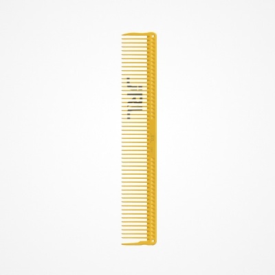 Pente amarelo de plástico com dentes finos e grossos e desenho preto no meio