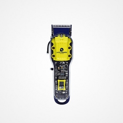 Máquina de cortar cabelo elétrica azul com tampa amarela translúcida e componentes internos visíveis.