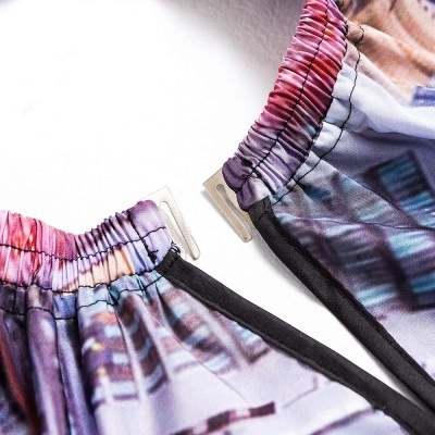 Peças de roupa com elásticos coloridos e estampado urbano