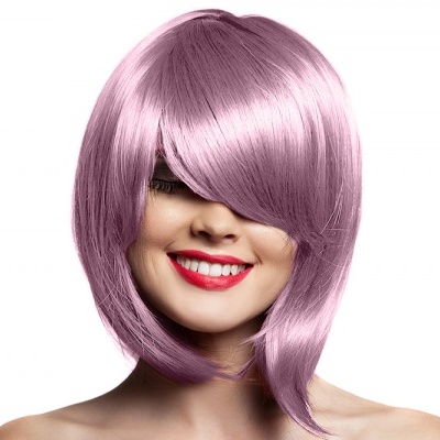 Mulher a usar peruca lilás, cabelo sintético, fundo branco