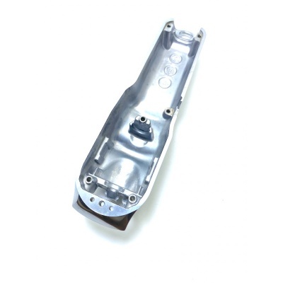 Estrutura metálica prateada com recortes e parafusos num fundo branco