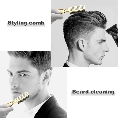 Homem penteando cabelo e barba com pente dourado em fundo branco com texto