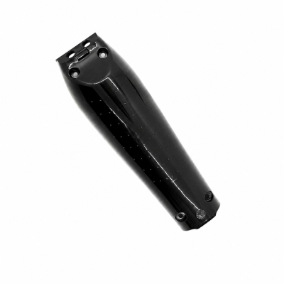 Recipiente preto brilhante em plástico rígido com furações.