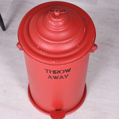 Contentor de lixo metálico vermelho com tampa e texto THROW AWAY