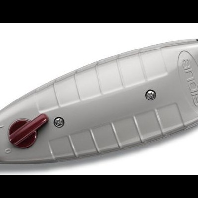 Máquina de cortar cabelo elétrica com corpo cinzento e botão vermelho