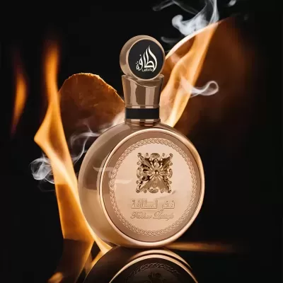 Frasco dourado de perfume Nefertar Rouge com chamas ao fundo