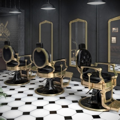 Cadeiras de barbeiro douradas com estofos pretos e espelhos em sala com parede cinza e chão preto e branco
