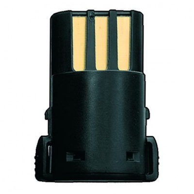 Adaptador USB preto com contactos dourados sobre fundo branco