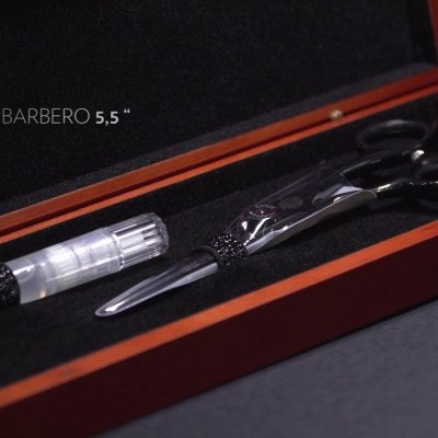 Conjunto de tesoura de barbeiro e afiador em caixa de madeira