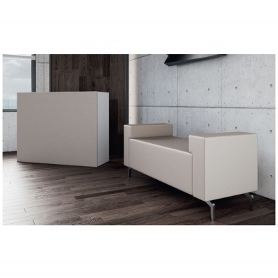 Sofá bege moderno com pernas metálicas em ambiente interior minimalista