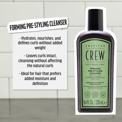 Fluído American Crew Forming Pre-Styling Cleanser numa garrafa com rótulo verde e tampa preta