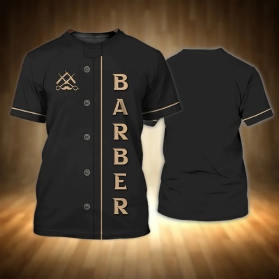 T-shirt preta com texto BARBER em dourado e logo de navalha e tesoura no peito