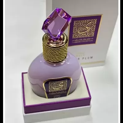 Frasco de perfume lilás com tampa roxa translúcida e detalhes dourados em caixa branca