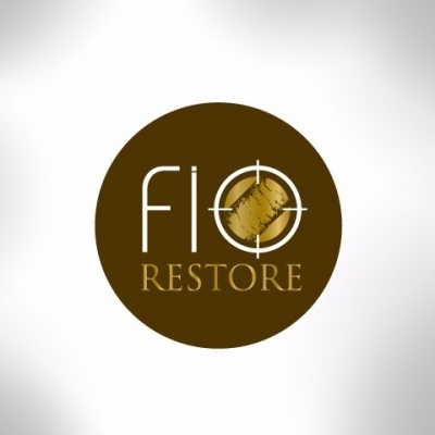 Logotipo com 'fio RESTORE' em fundo castanho, com grão de café na letra 'o'.