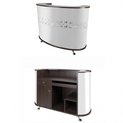 Balção de receção branco com detalhes em madeira escura e padrões metálicos