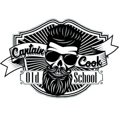 Logótipo preto e branco de caveira estilizada com cabelo, barba, óculos e textos Captain Cook Old School