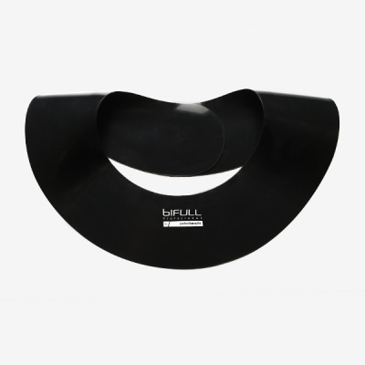 Disco preto de silicone com etiqueta branca sobre fundo branco