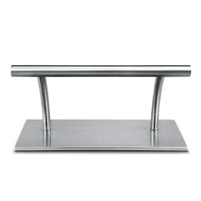 Suporte metálico prateado com base retangular e barra cilíndrica horizontal