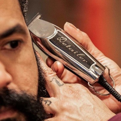 máquina de cortar cabelo Wahl Detailer em uso