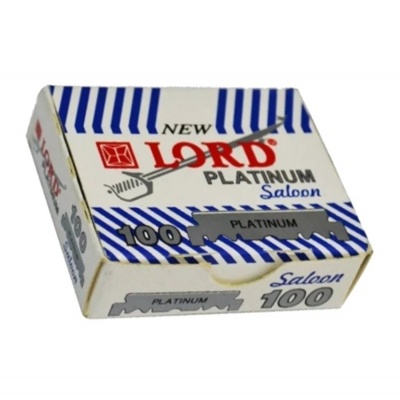 Caixa branca com riscas azuis e texto colorido contendo lâminas de barbear LORD Platinum Saloon