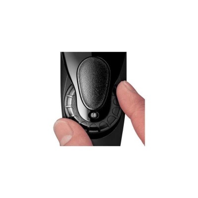 Seletor circular preto com número 0.8 sendo ajustado por uma mão