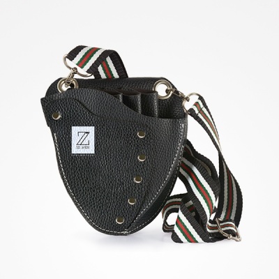 Bolsa em couro preto com alça riscada colorida