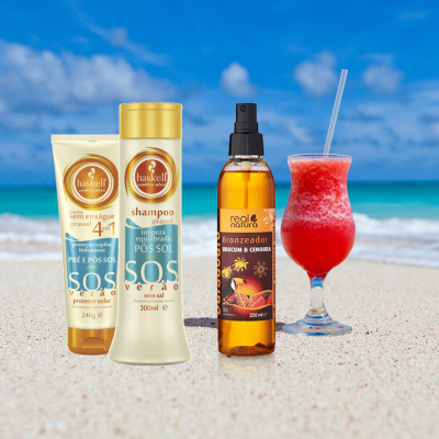 Produtos de cuidado capilar e bronzeador com bebida num cenário de praia com areia e mar azul