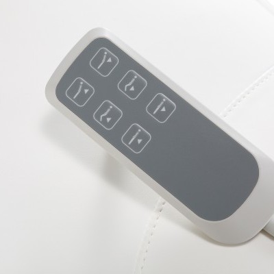 Comando elétrico branco e cinzento com botões e cabo