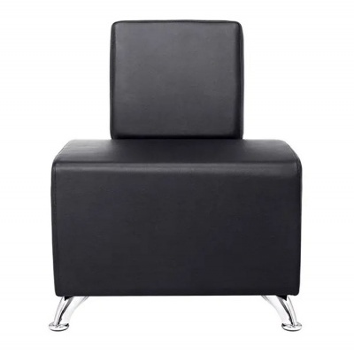 Cadeira estofada preta com estrutura metálica cromada