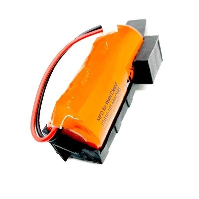 bateria recarregável laranja com fios vermelho e preto