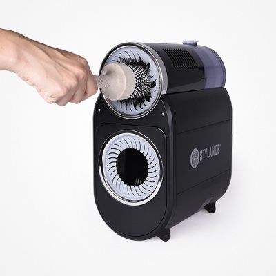 Máquina preta STYLANCE para secar escova de cabelo com mão a inserir escova redonda