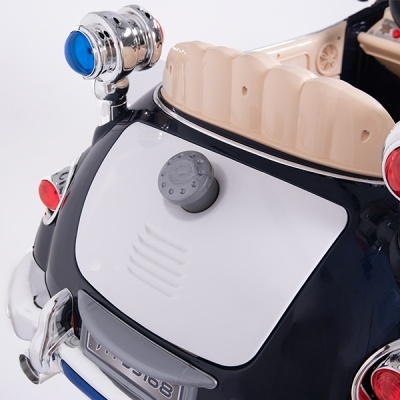 Parte traseira de um brinquedo automóvel infantil azul, branco, com bancos bege e detalhes cromados
