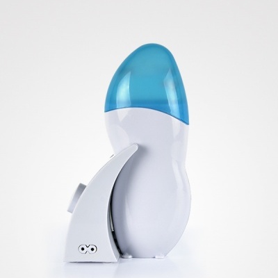 Humidificador de ar branco com tampa azul numa base branca