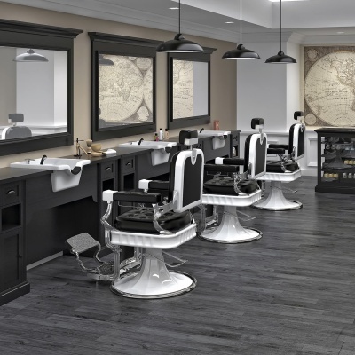 Barbearia com cadeiras pretas e brancas, espelhos grandes, piso escuro e mapas nas paredes