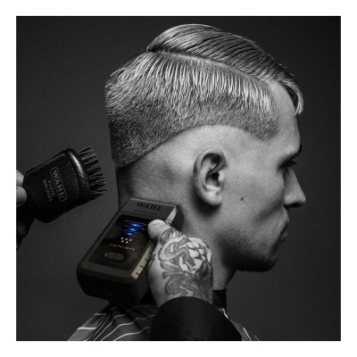 Máquina de cortar cabelo WAHL preta a aparar cabelo curto de homem