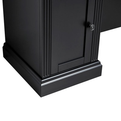 Canto inferior de móvel preto com porta e puxador redondo