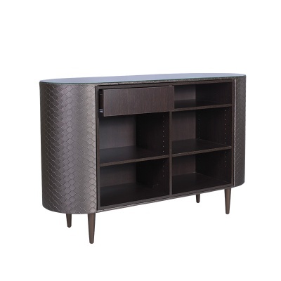 Aparador castanho escuro com textura tipo escamas e gaveta aberta