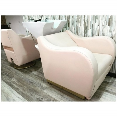 Cadeiras de lavagem de cabelo bege claro com cuba branca e base dourada