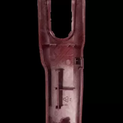 Invólucro interno de plástico castanho-averelhado com estrutura para fixação e símbolo de reciclagem.