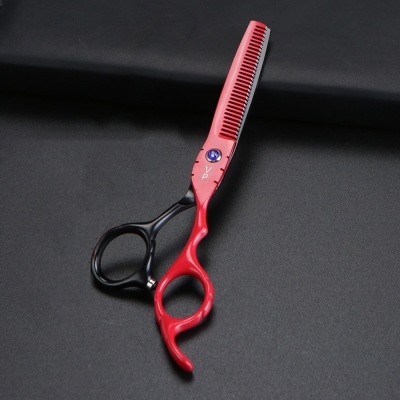Tesoura de corte de cabelo vermelha e preta sobre fundo preto