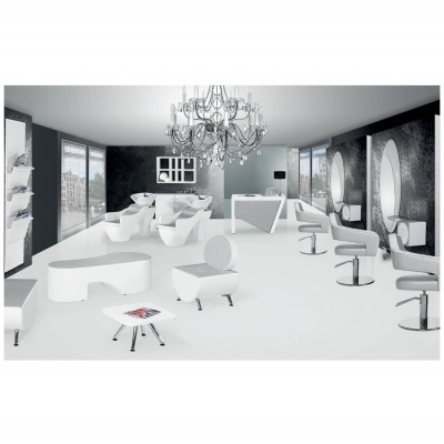 Salão de cabeleireiro moderno com cadeiras e espelhos