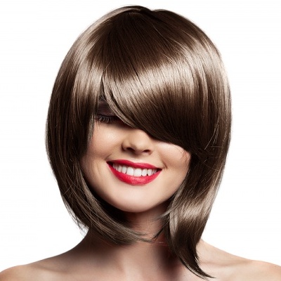 Peruca castanha lisa com corte moderno e franja longa