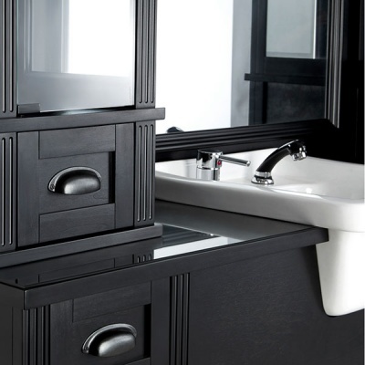 Móvel de casa de banho preto com lavatório branco e torneira prateada