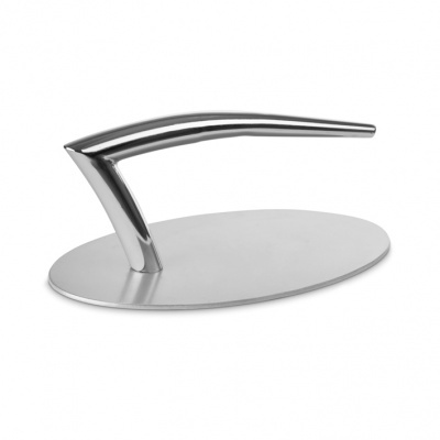 Ferramenta de metal prateado com base oval e pega curva polida