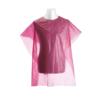 Capa plástica rosa translúcida numa manequim branco