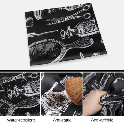 Tecido preto com estampas brancas de espelhos e utensílios antigos