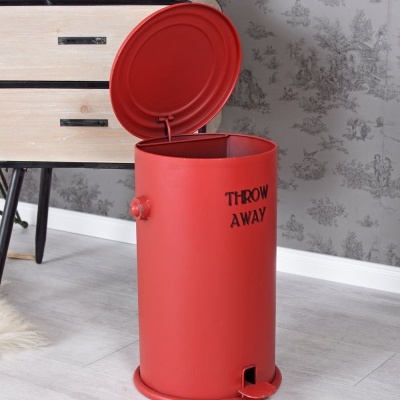Contentor de lixo vermelho metálico aberto com texto THROW AWAY