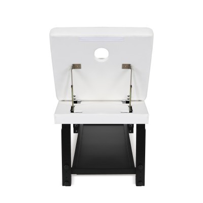 Cadeira de massagem branca com estrutura preta em fundo branco